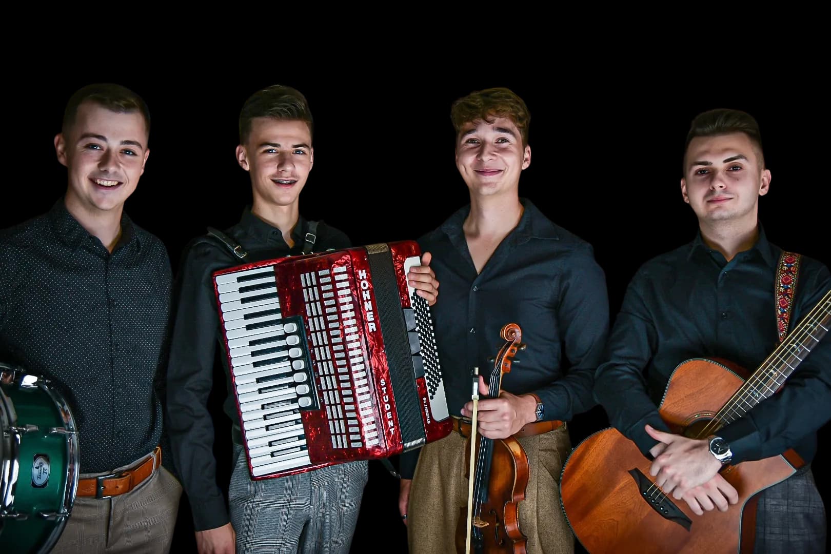 Skupina KALAP: Kubo s bubnom, Oliver s akordeónom, Dávid s husľami a Adrián s gitarou