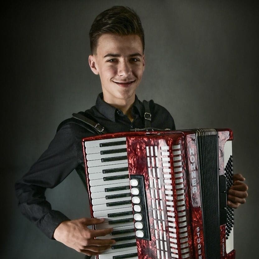 Oliver s akordeónom